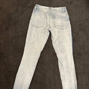 Blå jeans från Marc by Marc Jacobs - Säljer ett par snygga ljusblå jeans från Marc by Marc Jacobs❤️De har en slim fit och är i bra skick med en  slitning på ena benet. Perfekta för både vardag och fest!🥂 Nypris: 3200kr