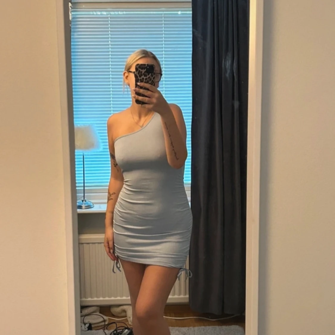 Ljusblå oneshoulder klänning - 91