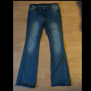 Blå bootcut jeans - Säljer ett par snygga blå bootcut jeans. Dem är väldigt stretchiga och bekväma, jeansen är low/mid rise. Har använts 2,3 gånger i perfekt skick✨⭐️