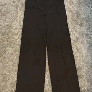 Svarta byxor i loose fit - Säljer ett par  byxor i klassisk stil. De är högmidjade och har en rak passform som ger en stilren look. Perfekta för både vardag och fest!😍 