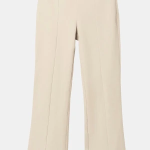 Beige byxor från Wera - Säljer ett par stilrena beige byxor från Wera i storlek 34. De har en klassisk straight passform och är perfekta för både vardag och fest. Byxorna är högmidjade och tillverkade i ett bekvämt material som ger en snygg siluett. Perfekta för höst och vår! Har bara använt dem en gång, alltså nästan nyskick. Nypris 700kr