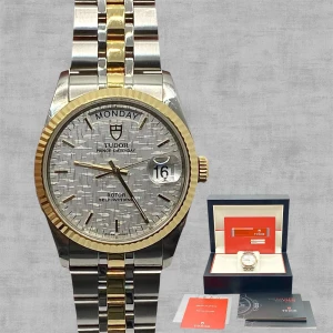 Tudor Prince Date-Day med Låda & Paper - boettdiameter på 36 mm, bär klockan något större på handleden och rymmer upp till en handledsstorlek på 19 cm (7,5 tum). Org låda & papper.   Klockan är i mycket bra skick. Bandet, visar endast mindre hårstrå tunna repor.  Hör av dig vid intresse.