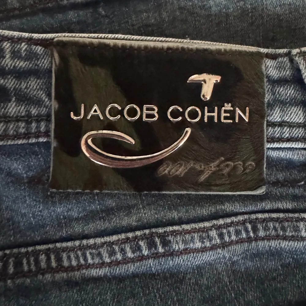 Säljer ett par snygga blå jeans från Jacob Cohën. De har en klassisk femficksdesign och en cool camouflagedetalj på insidan. Limited edition, 001 av 239. Nypris ish 7000. Storlek 33. Kom med bud. Perfekta för både vardag och fest! 🕺. Jeans & Byxor.