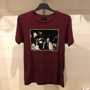 Limitato T-Shirt - Storlek: XS, kan passa S. Skick: 8/10. Hör av er om ni har några frågor!