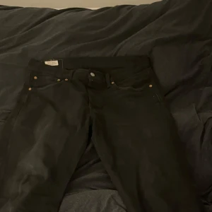 Svarta Levis 501 jeans - Säljer ett par klassiska svarta Levis 501 jeans i bra skick. De har en straight passform och är tillverkade i slitstarkt denim. Perfekta för både vardag och fest! 🖤