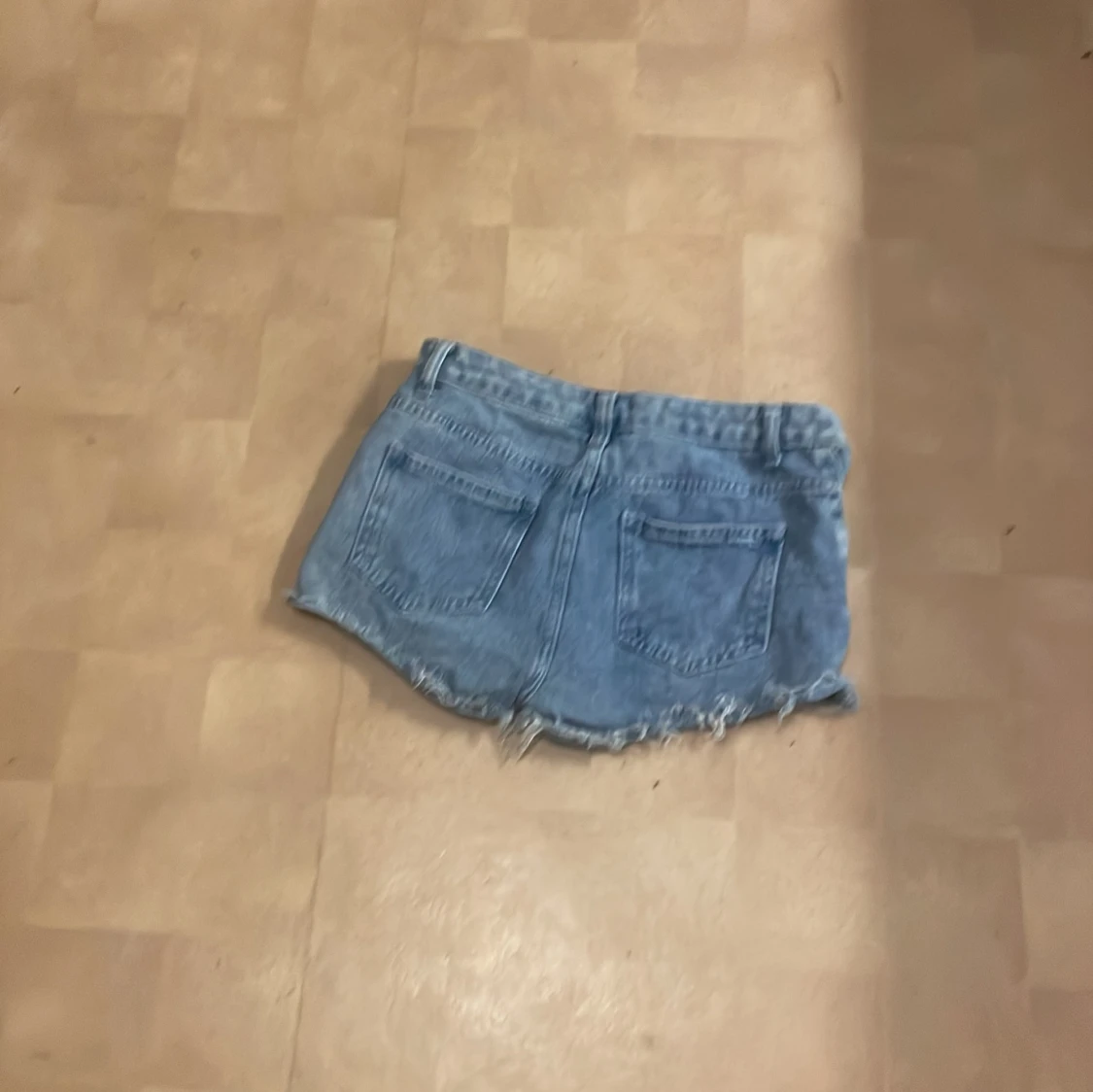 Blå jeansshorts med slitningar - 91