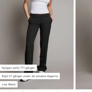 Svarta lågmidjade kostymbyxor från BikBok modell Vera - Säljer de snygga och populära kostymbyxorna från BikBok. De är tyvärr för stora och kommer därför inte till användning. Kostymbyxorna är svarta och har låg midja. Perfekta för både vardag och fest. De har en stilren design som passar till det mesta!🤍