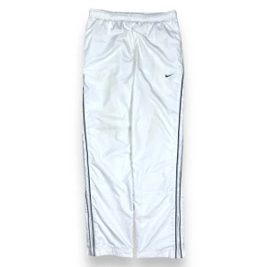 Vintage nike trackpants - Skit snygga vintage nike trackpants i jätte bra skick. Väldigt eftersökta byxor och säljer dom med en stor tår i ögat 🥲 Storlek: XS 