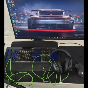 Datorskärm med arm - Hej. Jag tänkte försöka sälja min datorskärm med tillhörande arm. Nypris på skärmen var 2000 kr och arm 800 kr.  24" ASUS TUF Gaming VG24VQ1B - 1920x1080 - 165Hz - VA  Pris kan självklart diskuteras.