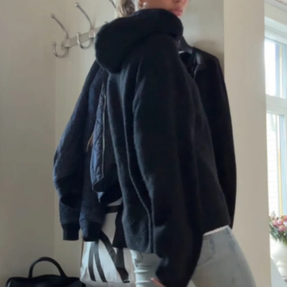 Svart hoodie i stickat material - 91