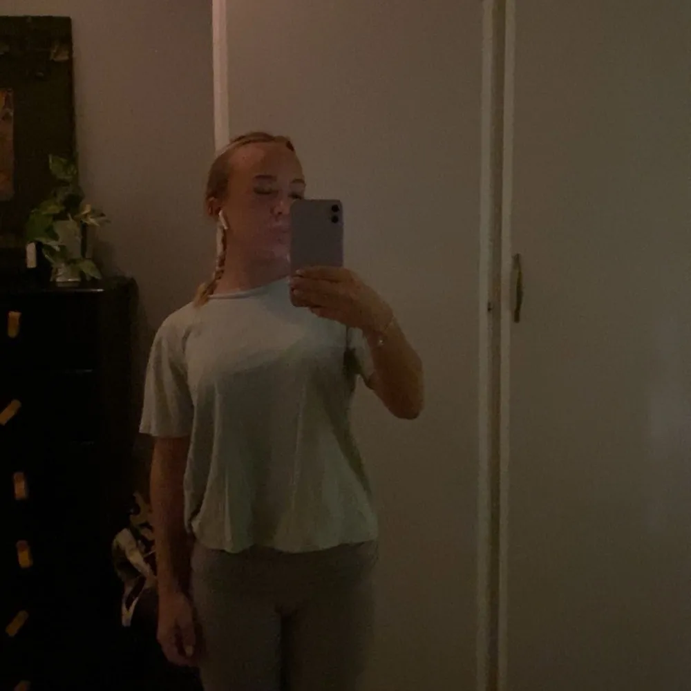 Säljer en enkel och bekväm grön t-shirt från Lindex i storlek S. Perfekt för vardagsbruk med en normal passform och korta ärmar. Tillverkad i mjukt material för en skön känsla hela dagen.. Yläosat.