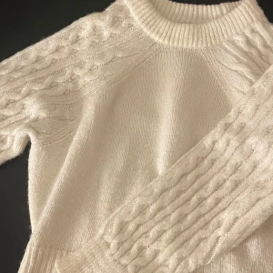 Vit stickad tröja från NA-KD - Säljer en superfin vit stickad tröja från NA-KD. Den har ett snyggt flätmönster på ärmarna och är perfekt för kyliga dagar. Tröjan är i mycket bra skick och passar perfekt till vardag. Den är långärmad och har en bekväm passform. Perfekt för höst och vinter!