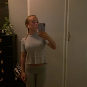 Randig topp från Eight2Nine - Säljer en superfin randig topp från Eight2Nine i storlek S. Den är vit med smala blå ränder och har en croppad stil. Perfekt för både vardag och hemmahäng! Toppen har korta ärmar och är i mycket bra skick. Passar perfekt till jeans eller kjol för en avslappnad look.