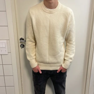 Beige boomerang tröja - Säljer denna feta stickade tröjan från boomerang för endast 179kr nypriset ligger runt 1000kr skick:8/10 mvh luxury sellout 