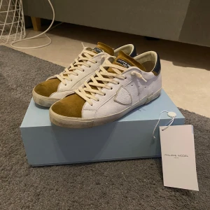 Philippe Model Skor - Säljer nu ett par Philippe Model skor i storlek 42. De är sparsamt använda då dom bara är lite nedslitna i hälen. Nypris är 4600 men säljer de nu för 2500. Priset kan diskuteras vid snabb affär.