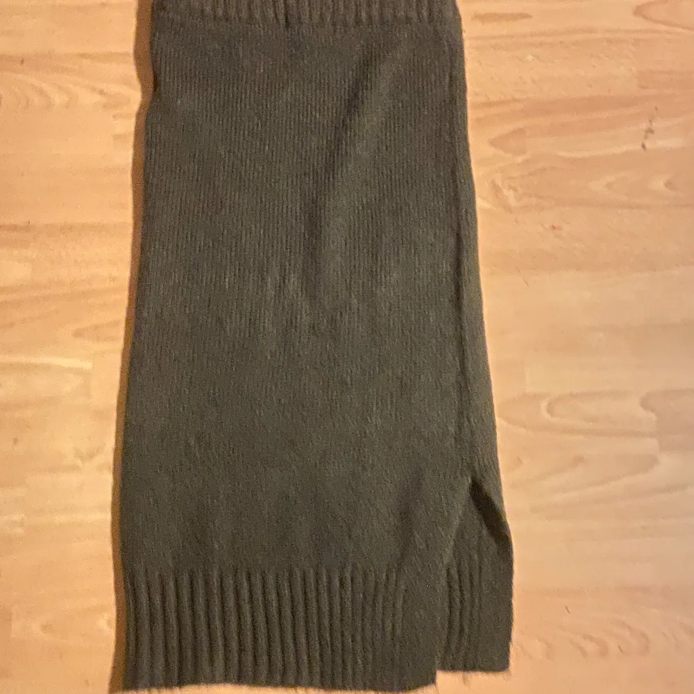 Säljer en superfin brun stickad kjol från Gina Tricot i storlek S. Kjolen är knälång med en liten slits på sidan och har en bekväm ribbad midja. Perfekt för höst och vinter, både till vardags och fest. I nyskick, nypris 299kr. Kjolar.