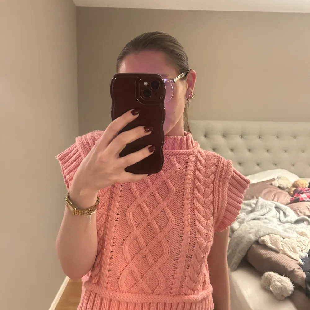 Säljer en superfin rosa stickad topp från Zara. Den har ett snyggt flätmönster. Storlek S. Neuletakit & Villapaidat.