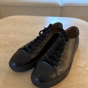 Polo Ralph Lauren  - Snygga svarta polo Ralph Lauren skor i svart skinn. Skorna är i ett väldigt bra skick och redo för en ny användare!