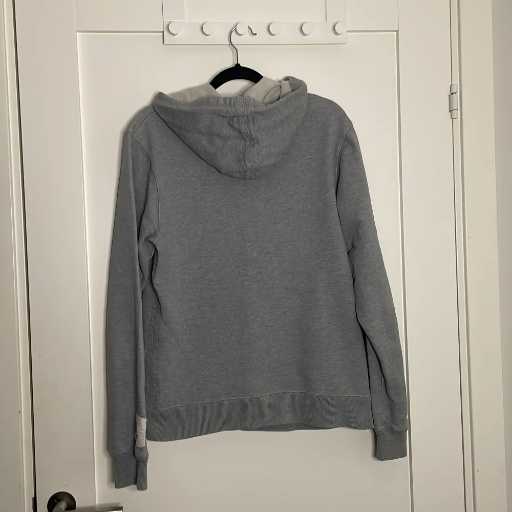 Morris hoodie i bra skick förutom en defekt vid snöret som man kan se på bild 4 och där av priset också. Bara att skriva vid frågor😃. Hoodies.