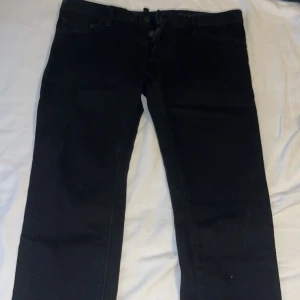 Dsquared2 Jeans - Säljer mina Dsquared2 jeans, Skim fit och de är storlek 50 vilket motsvarar storlek S.