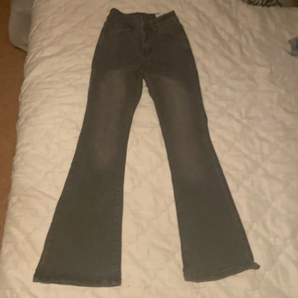 Jag säljer för att dom är för små för mig har inte använt helt nya. Jeans & Byxor.