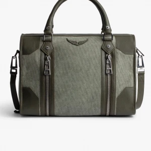 Grön axelväska med dragkedjor - Supersnygg grön väska från zadig som inte säljs i denna färg längre, fundera på att sälja då den ej används så mycket därav priset! Den är använd varsamt och har inga defekter, äkthets bevis finns!💓nypris: 5800, pris kan diskuteras💓