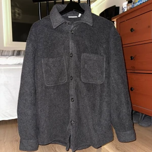 Work Fleece Overshirt - Köpte denna overshirt från weekday för ca 2 år sen, har använts 2 gånger max sedan dess. Den är i perfekt skick och kommer att hålla dig väldigt varm. Originalpris: 500kr