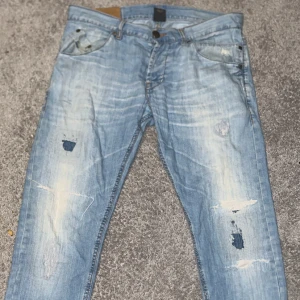 Dondup Goerge  - Säljer ett par tvär feta och eftertraktade Dondup Jeans med mycket sällsynta slitningar. Skicket är bra men använt och dessa är lagade på insidan och där slitningar är en del av jeansen. Nypris 3500, mitt pris 599