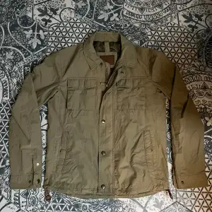 Säljer en grymt stilig fieldjacket från Massimo Dutti! | Använd men i mycket fint skick! | Stl: M | Perfekt nu under hösten 🍂 | Vid frågor eller funderingar finns jag i DM! 📩 Mvh CVB Closet