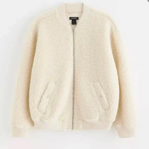 Teddy jacka - Säljer denna super snygga trendiga Teddy jackan från Lindex😍  Storlek M. Lånad andra bild men lik den modellen. Använd endast ett fåtal gånger