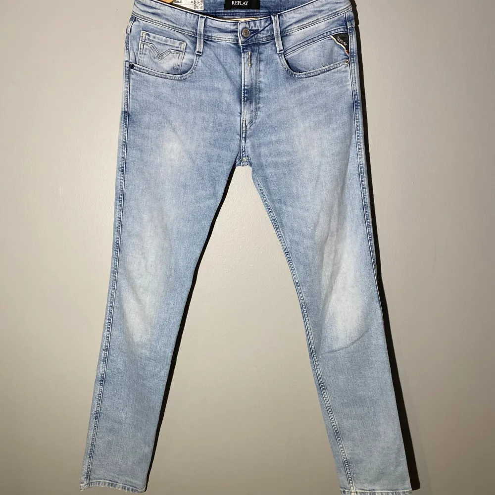 Säljer ett par ljusblå replay ambass jeans i mycket bra skick. De har en slim passform och är perfekta för vår och sommar. Superbekväma och stilrena för alla tillfällen! Storlek w31 L32 Hör av er om ni vill ha fler bilder! Mvh. Jeans & Byxor.