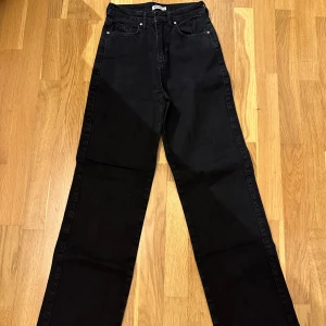 Svarta jeansbyxor - Säljer ett par svarta jeansbyxor i mycket bra skick. De har en klassisk femficksdesign och är högmidjade för en bekväm passform. Perfekta för både vardag och fest! 🖤