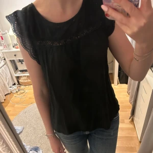Svart blus  - Superfin svart blus med ”spets” detaljer. Jättebra skick.