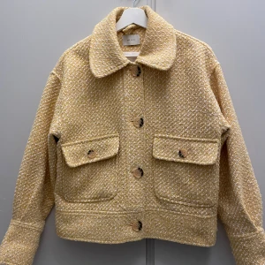 Tweed kappa - Säljer en superfin gul tweedkappa från Neo Noir. Skicket är superbra 💛🌟🧥 Postar endast💛