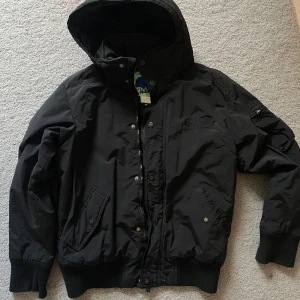 Vinterjacka  - Skit cool vinterjacka med muddering vid armarna och slutet av jackan så ger en snygg passform. Jackan är i barn storlek men skulle absolut säga att de är storlek S. Jackan har ett litet hål som du ser på bild fyra, annars i ett bra skick. Hör av dig vid fler frågor🫶
