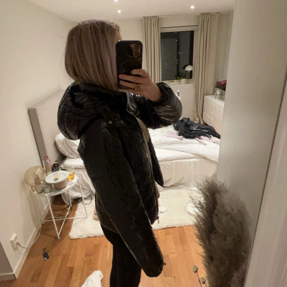 Svart glansig pufferjacka - 90