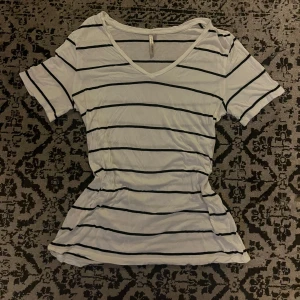 Vit och svart randig topp från Banana Republic - En randig tshirt topp från banana republic  Väldigt fint skick endast lite skrynklig  Storlek M Hör av dig vid frågor!  #randig #svartvit #tshirt
