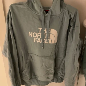 north face hoodie - turkos/blå , använd 1 gång och säljs pga det. Storlek xs/s, precis som ny🌸