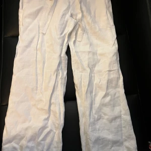 Alobha linnebyxor - Säljer ett par oanvända nya vita linnebyxor som är perfekta för sommaren. De har en loose passform och är superbekväma. 