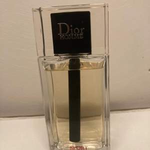 Säljer en elegant Dior Homme Sport parfym i en stilren, rektangulär glasflaska med svart lock. Doften är fräsch och maskulin, perfekt för dagligt bruk eller speciella tillfällen. Flaskan är nästan full och i gott skick. Perfekt för dig som vill ha en klassisk och tidlös doft.