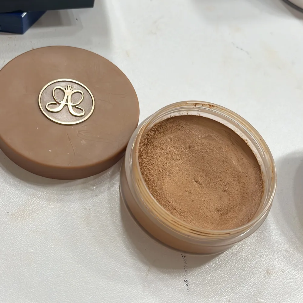 Säljer anastasia bronzer, inte jätte andvänd. Säljer för att den är för mörk för min hy. Orginal pris 379kr. Skönhet.