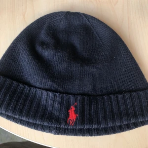 Ralph Lauren mössa - Säljer denna nästan helt nya stilrena och perfekta Ralph Lauren mössan till hösten/vintern! Inga defekter  (som ny) Nypris runt 700