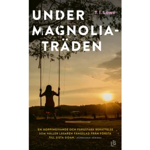 Under magnoliaträden (pocket) - Austin har knappt hunnit fylla fjorton år när hennes mamma oväntat dör i barnsäng. Hon lämnas kvar att ensam ta hand om sina sex syskon och sin pappa, som hon gör sitt bästa för att hindra från att dras ned i det mörker han så ofta hamnar i. Ansvaret att hålla ihop familjen och driva deras tobaksfarm vilar tungt på Austins axlar. När samhället sträcker ut hjälpande händer försöker hon desperat att dölja sanningen om vad som egentligen sker på gården. Ska hon våga släppa taget och lita på någon annan än sig själv? Att avslöja familjens hemlighet skulle innebära konsekvenser men det finns också frihet i sanningen.Under magnoliaträden är en gripande uppväxtskildring om förlorad barndom, ensamhet och psykisk ohälsa. Men det är också en varm berättelse om vänskap, kärlek och att våga be om hjälp. T.I. LOWE har tidigare skrivit tretton romaner, som alla älskats av hennes läsare. Under magnoliaträden är en djärv, öm och upplyftande berättelse som påminner om hyllade Där kräftorna sjunger."En läsupplevelse utöver det vanliga. Fram med pappersnäsdukarna!" Johanna Lundin, SVT Go'kväll"En hoppingivande och färgstark berättelse som håller läsaren fängslad från första sidan till den sista." Eva Åström, Expressen Söndag    Format Pocket   Omfång 315 sidor   Språk Svenska   Förlag Louise Bäckelin Förlag   Utgivningsdatum 2022-11-30   Medverkande Birgitta Karlström   ISBN 9789177995005  