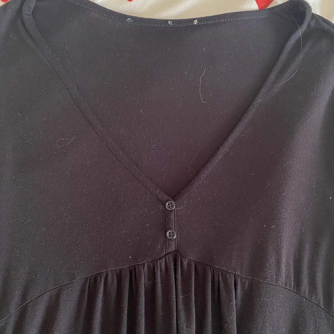 Svart klänning med v-ringning - 92