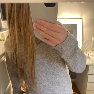 Stickad tröja  - Superfin och skön stickad tröja från veromoda i storlek S