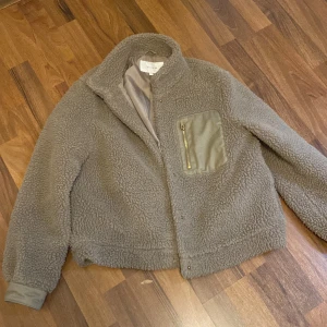 Teddyjacka - Teddyjacka från vila, storlek 38, knapparna är borttagna, knappt använd. Köparen står för frakten. 🤩