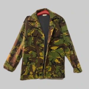 Kamouflage vintage jacka  - Grunge 90s 75% bomull * 25 % modal Längd 72 cm Armhåla-armhåla 54 cm Axel-Axel 48 cm Armlängd 57 cm 