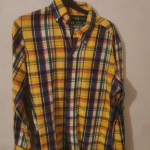Ralph lauren flanellskjorta  - Ralph lauren flanellskjorta. Nästintill oanvänd. Hänger bara i garderoben. Passar till dem som har medium också. 