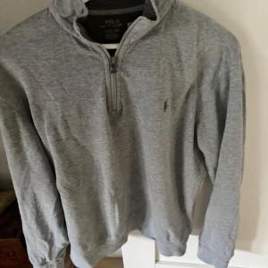 Ralph lauren half zip - Ralph half zip till ett bra pris! Köpt för typ 2200 på care of Carl. Tröjan är i fint skick och har varit sparsamt använd. Det är inga fläckar eller defekter på tröjan. Skriv vid frågor.