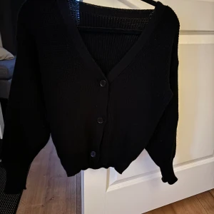 Stickad kofta - Svart stickad kofta, knappt använd